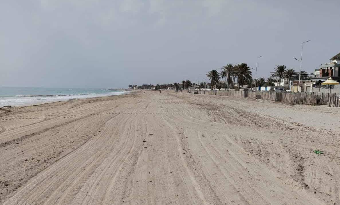 بلدية جرجيس تشرع في حملة لتنظيف شاطئ سنيا وغربلة الرمال استعدادا لموسم الاصطياف