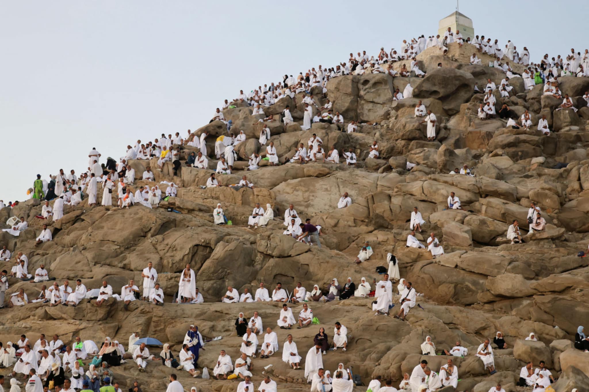 الحجاج يواصلون التوافد إلى "عرفات" لأداء ركن الحج الأعظم