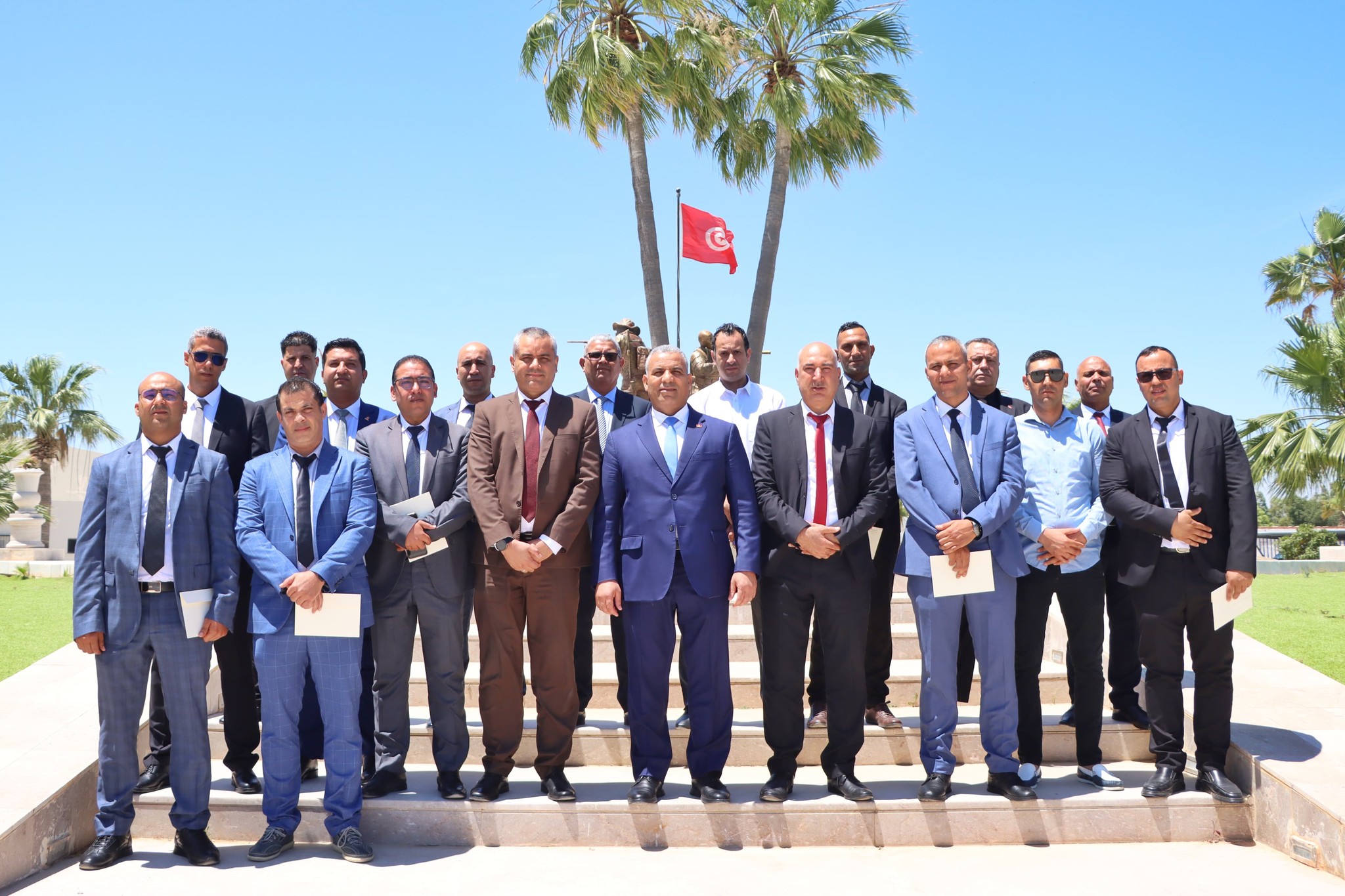 تمكين أبناء مصابي الاعتداءات الإرهابية من البطاقات البريدية الذكية لتنزيل المنح المدرسية والجامعية والتكوينية