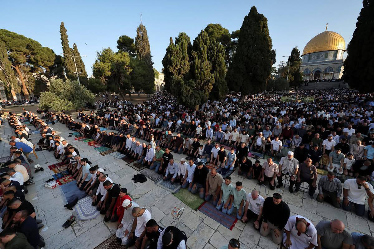 عشرات آلاف المصلين يؤدون صلاة العيد في المسجد الأقصى المبارك