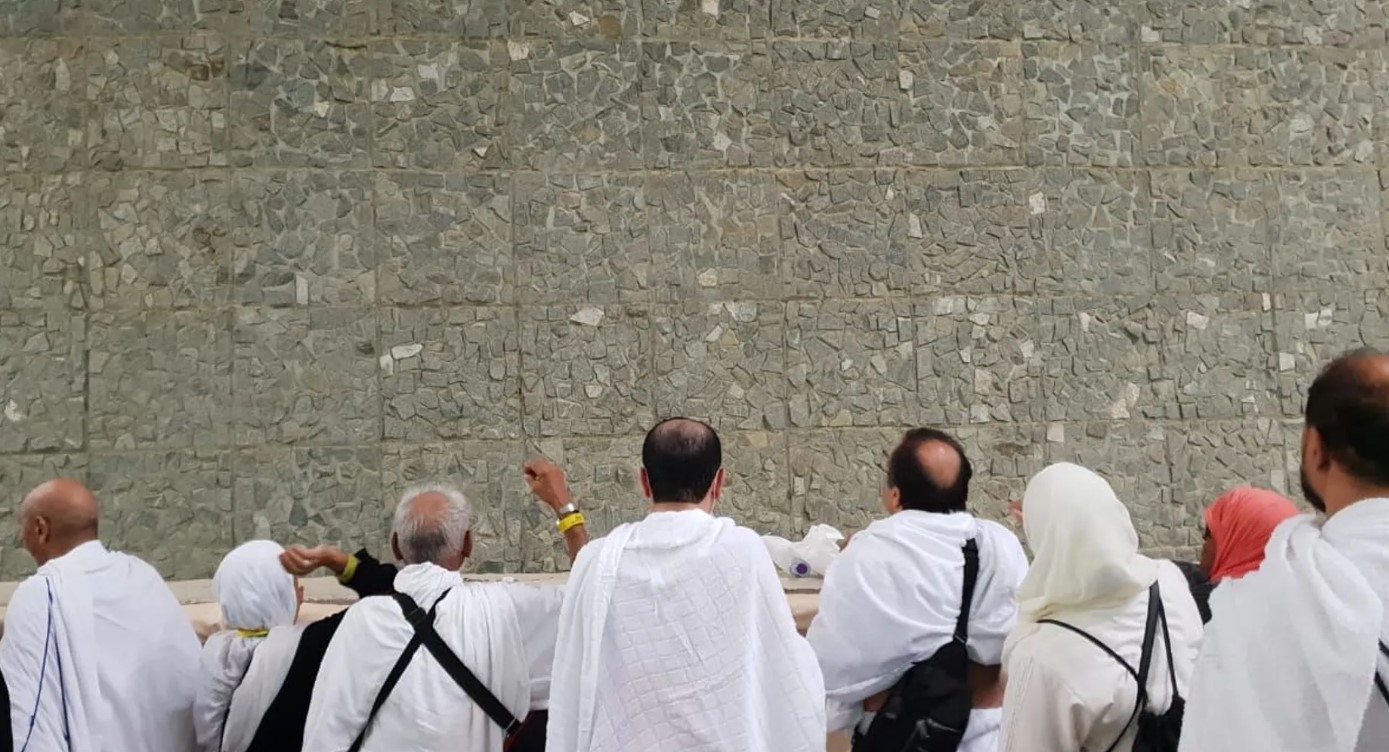 ضيوف الرحمان يُواصلون في أول أيام العيد رمـــي جمرة العقبــة