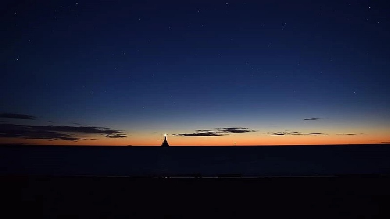 سماء قليلة السحب الليلة على أغلب المناطق