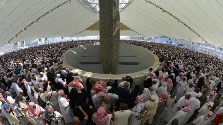 أول أيام التشريق: الحجاج يواصلون رمي الجمرات الثلاث