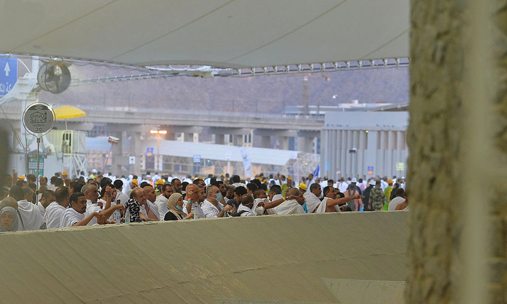 حُجّاج بيت الله الحرام يرمون الجمرات الثلاث في ثاني أيام التشريق