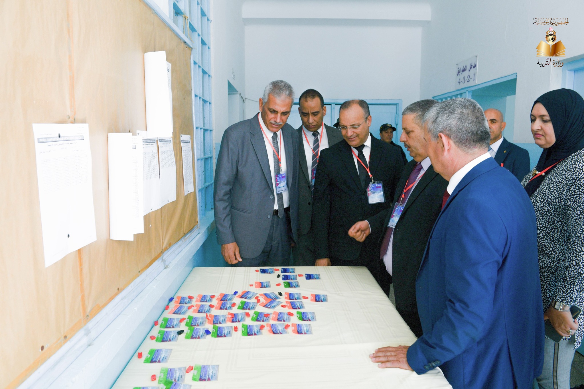  وزير التربية يُواكب سير عمليات إصلاح اختبارات  الباكالوريا بالمهدية