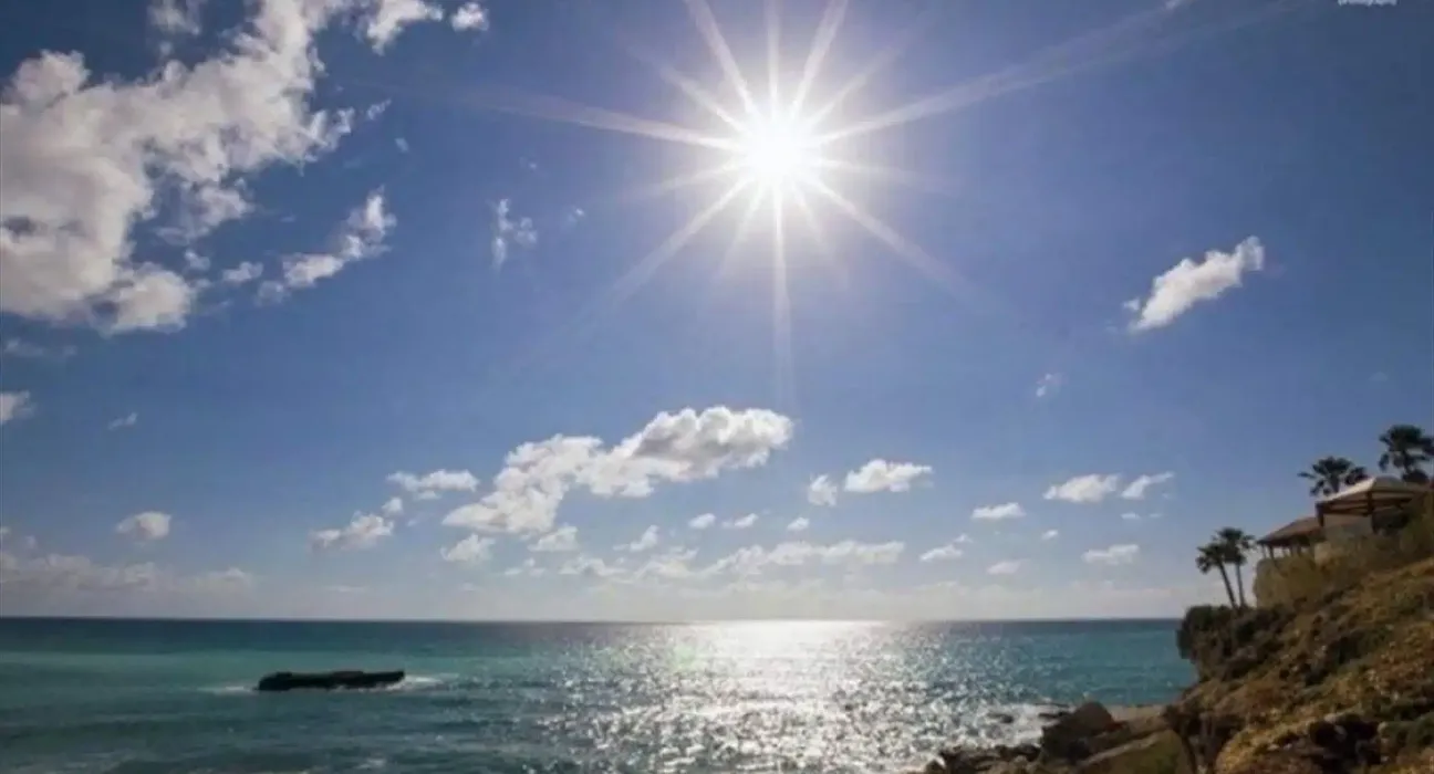 الليلة: سماء قليلة السحب والحرارة تتراوح بين 19 و30 درجة