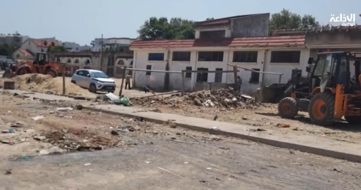 طبرقة: الانطلاق في إزالة الأكشاك غير القانونية ومظاهر الإنتصاب الفوضوي