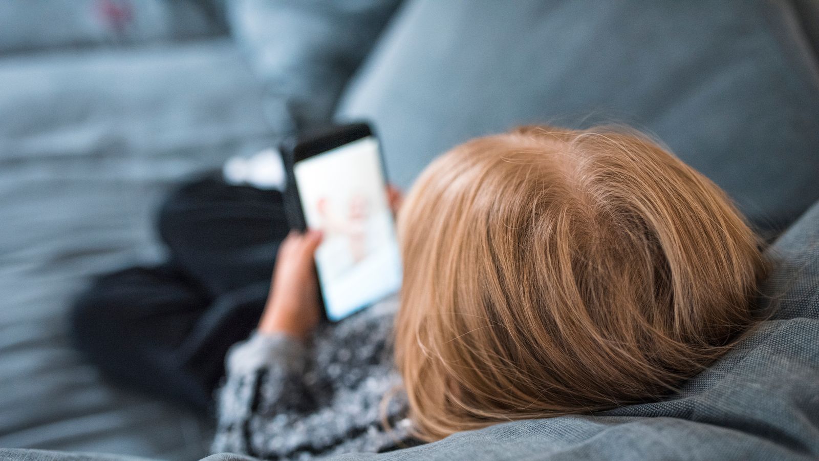 منظمة حقوقية أوروبية تحذر من مخاطر شبكات التواصل الاجتماعي على صحة الأطفال النفسية