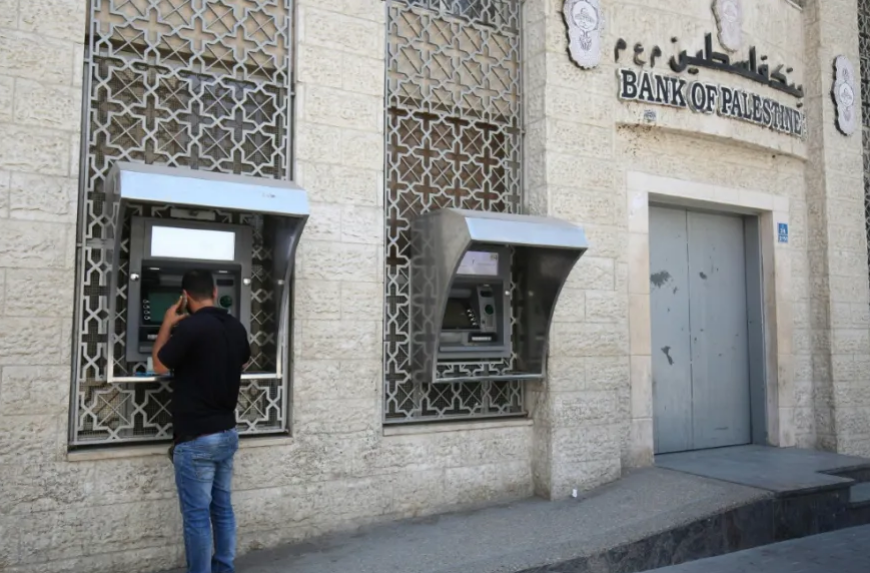 الاتحاد الأوروبي يعرب عن قلقه من استهداف الكيان  البنوك الفلسطينية