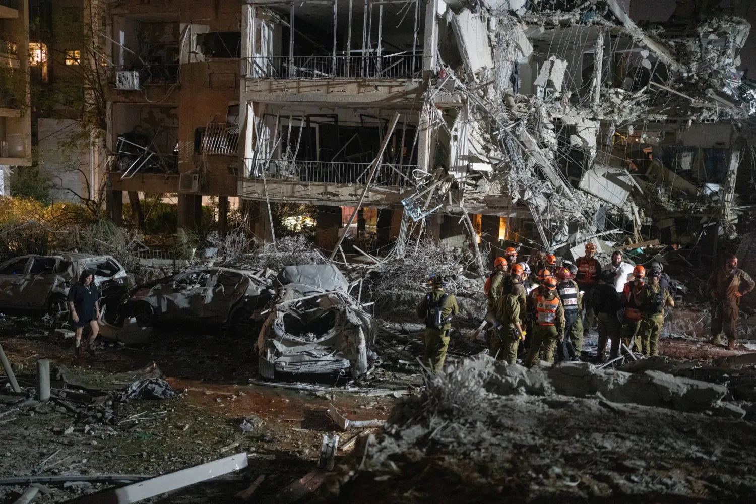 مقتل نائبين لرئيس أركان الجيش الإيراني في غارات الاحتلال