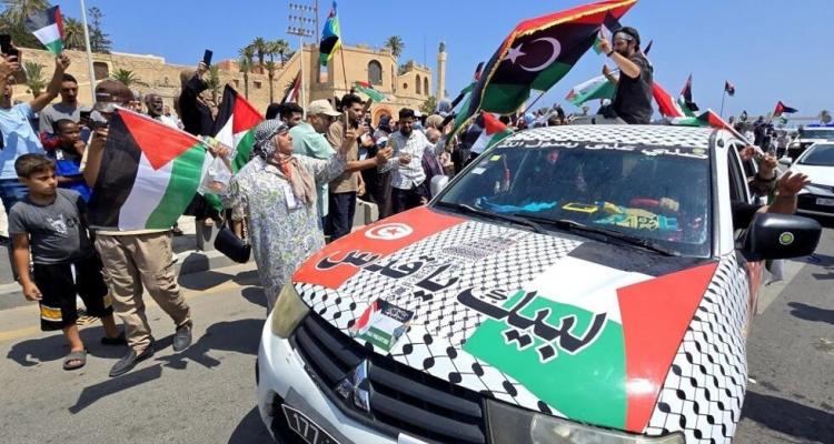 قافلة الصمود تتجمع في نقطة بالقرب من مصراتة الليبية