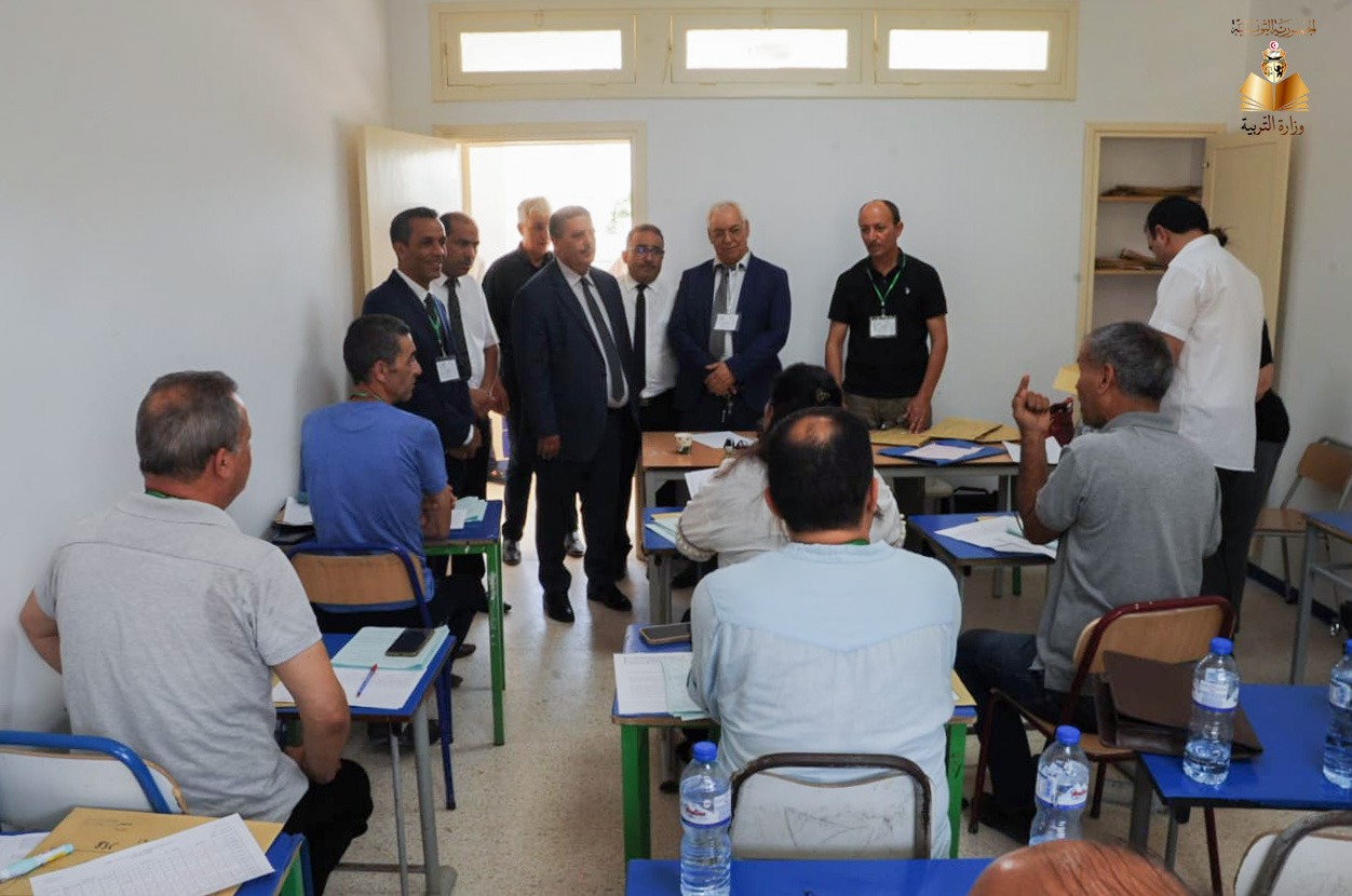 وزير التربية يطلع  على ظروف إصلاح اختبارات شهادة ختم التعليم الأساسي العام والتقني المفتوح بالمدرسة الاعدادية ابن خلدون بولاية أريانة.