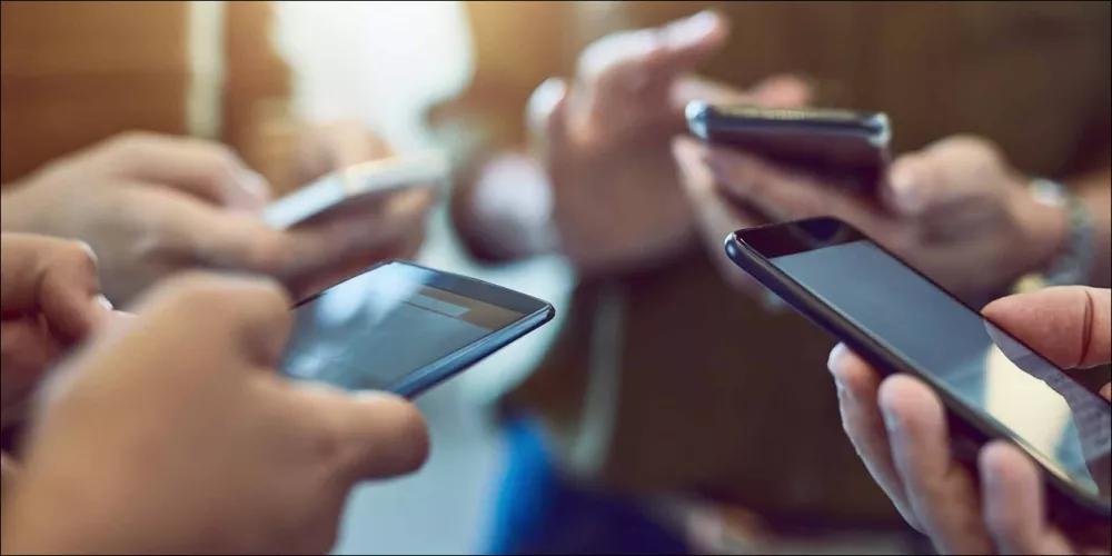 منظمة الصحة العالمية تحذر من إصابة الأفراد بالوحدة لتأثير أجهزة المحمول ووسائل التواصل الاجتماعي على حياتهم