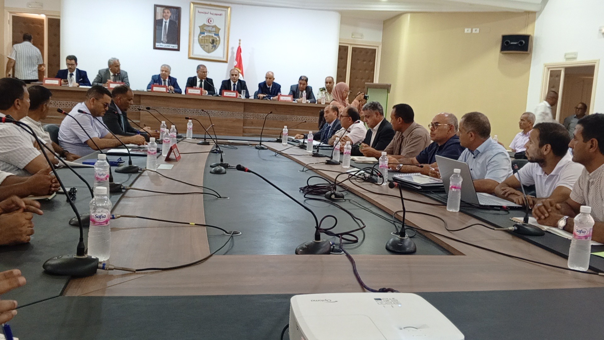 كاتب الدولة المكلف بالمياه يزور قابس ويشرف  على اجتماع المجلس الجهوي للمياه