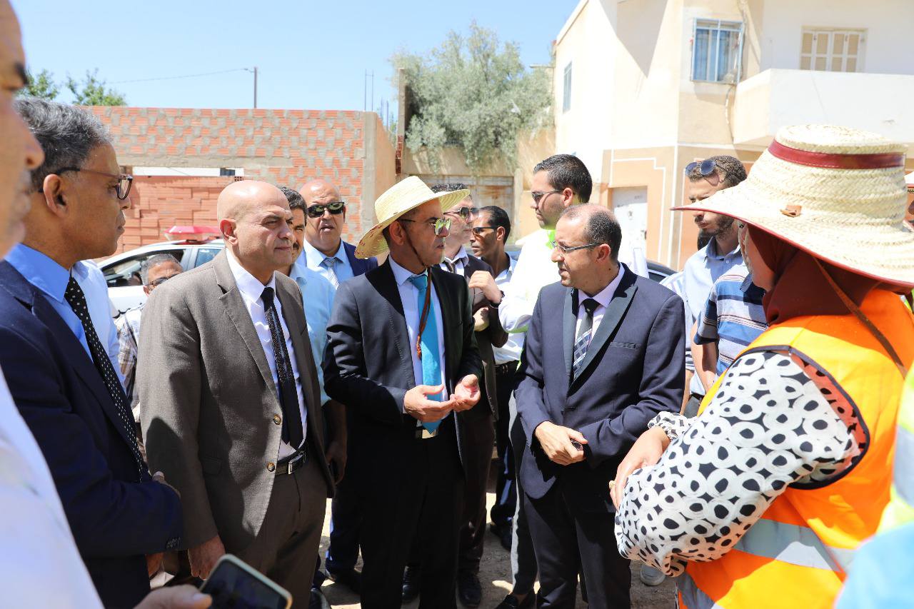 وزير التجهيز والإسكان يتفقد اشغال مشروع تهذيب الطريقين المحلين 804 و 650 بولاية القيروان
