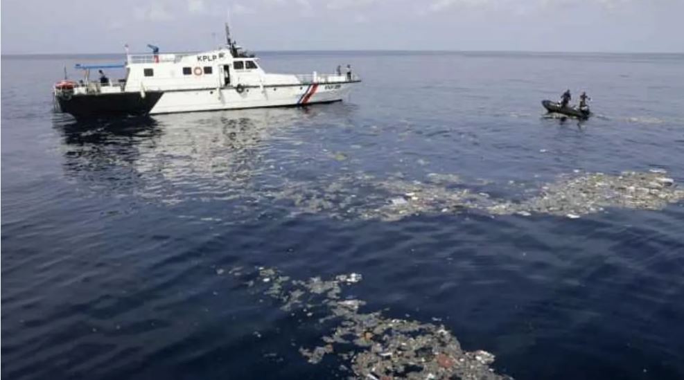 فقدان 61 شخصا إثر غرق عبارة قبالة جزيرة بالي
