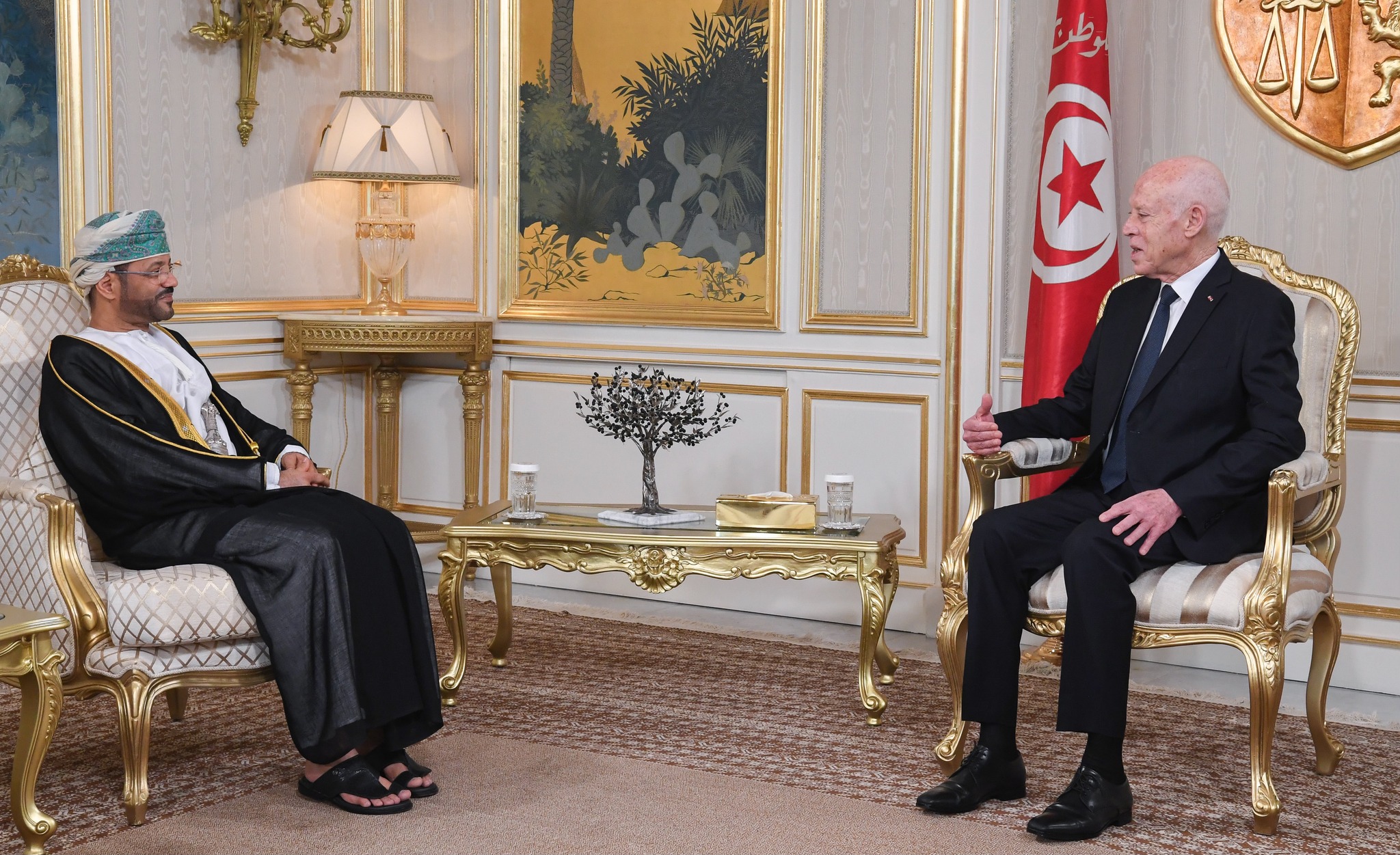 رئيس الدولة يستقبل وزير خارجية سلطنة عمان