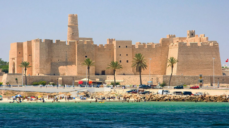 المنستير: بلديات الجهة تدعو إلى تسوية الوضعية الإدارية والقانونية لاستغلال الأرصفة وتركيز اللافتات الإشهارية 