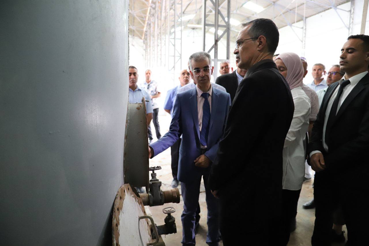 وزير الفلاحة يؤكد حسن الاستعداد لموسم زيت الزيتون القادم وخاصة على مستوى طاقة الخزن