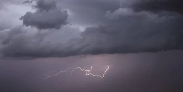 ظهور خلايا رعدية محلية مع نزول أمطار متفرقة بالشمال والوسط الغربي ليل السبت