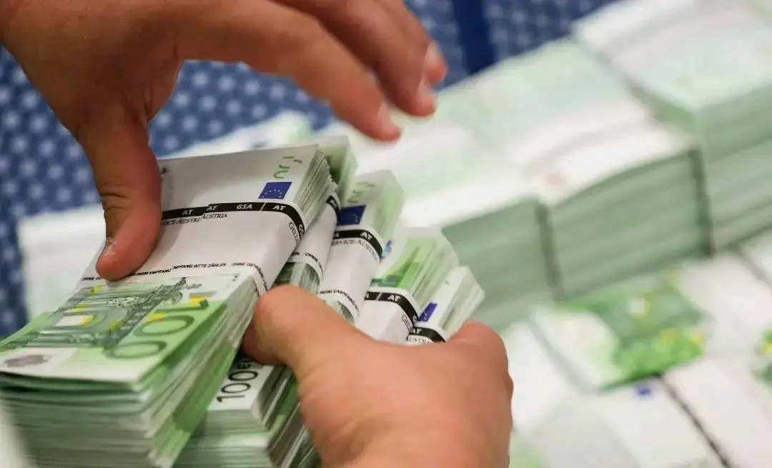 تطبيقة جديدة  للتونسيين بالخارج للتصريح بالعملة عن بعد