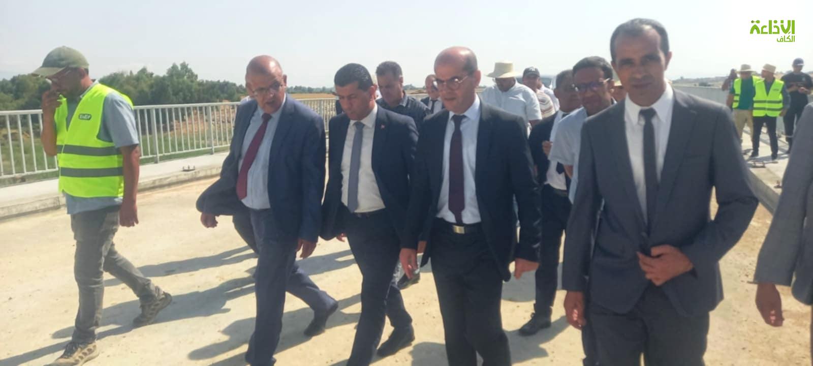 جندوبة: وزير ااتجهيز يعطي اشارة انطلاق تهيئة مسالك ريفية ويعاين تقدم  انجاز مشاريع بنية تحتية بالجهة 