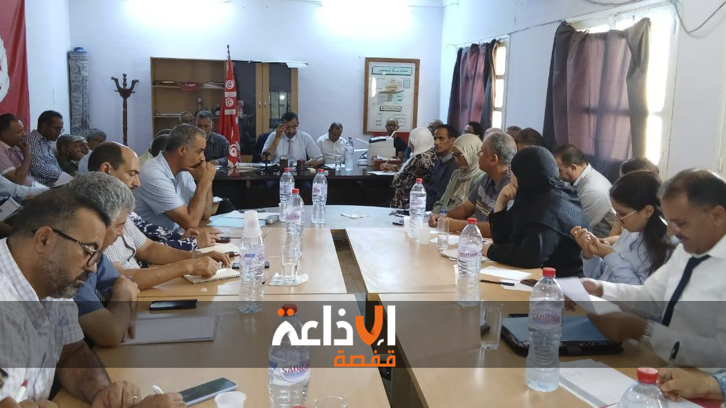 قفصة : جلسة عمل تنظر في مدى تقدم عدد من المشاريع بمعتمدية بلخير ومحاولة ايجاد حلول للانقطاعات  المتكررة للماء الصالح للشراب