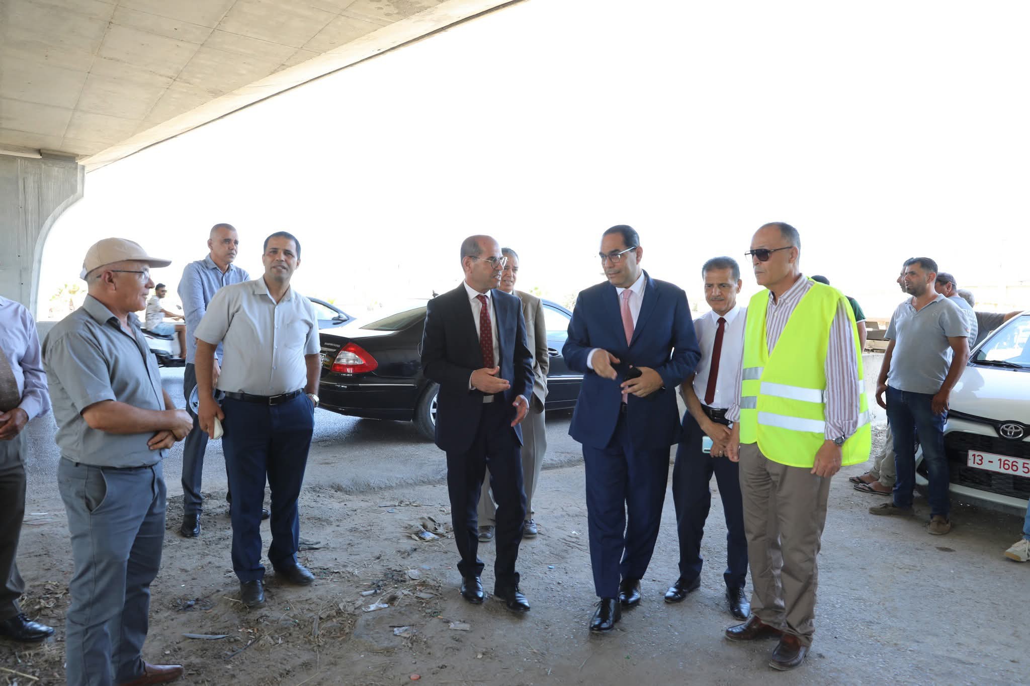 وزير التجهيز والاسكان يتفقد انطلاق حملة النظافة على الطرقات المرقمة و الاستعداد لموسم الامطار 