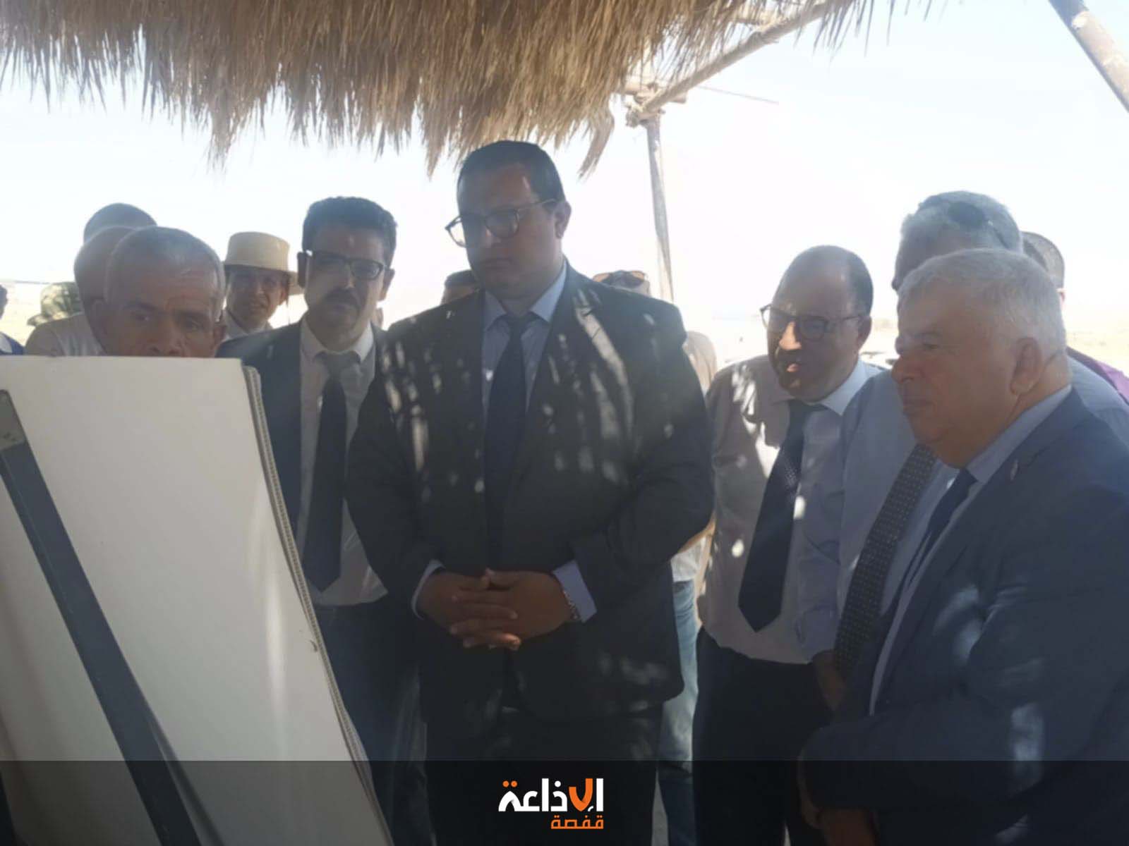 كاتب الدولة  للمياه يؤكد خلال زيارته الى ولاية قبلي وجود برنامج  لصيانة قنوات الري بالواحات و التدخل  لتجديد المبردات المائية وفق تصور جديد ومتطور