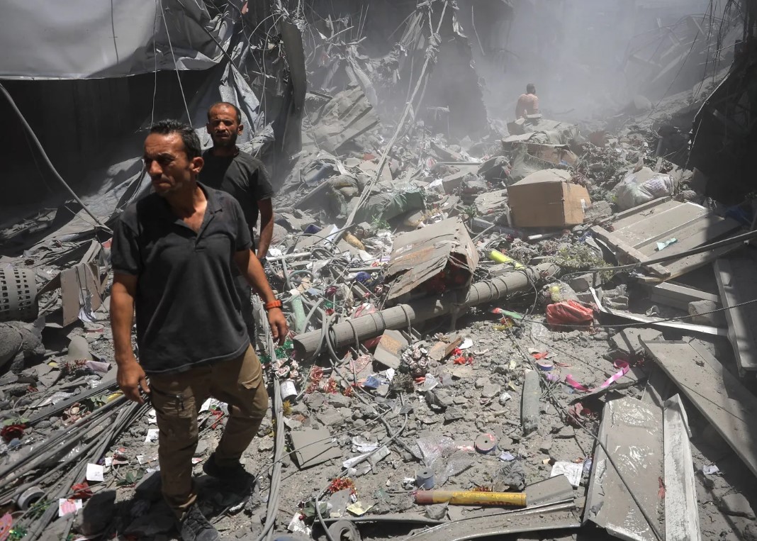 استشهاد فلسطينيين اثنين وإصابة آخر في قصف صهيوني لمنزل سكني وسط مدينة غزة