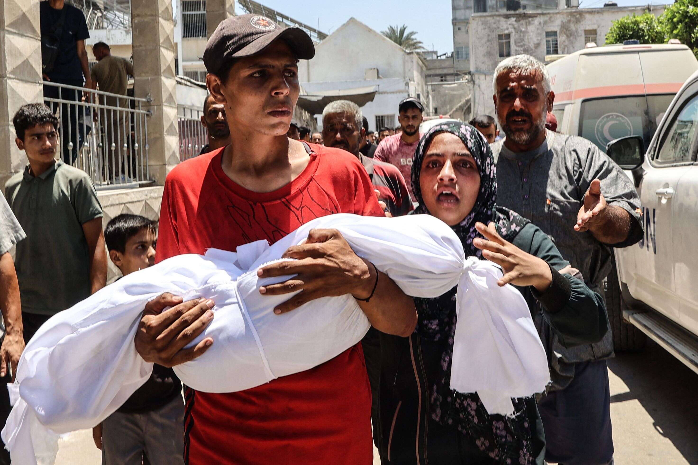 شهداء في قصف الاحتلال نقطة توزيع مياه شمال غرب مخيم النصيرات