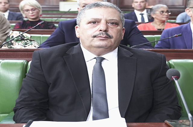 وزير التربية يعلن  اعتماد معدل 14 من 20 للدخول للمدارس الإعدادية النموذجية وفق ترتيب تفاضلي يراعي عدد المقاعد المتوفّرة