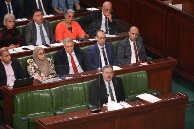 وزير التربية يعلن عن قبول التلاميذ المتحصلين على معدل 14 فما فوق في مناظرة "السيزيام" وامتحان "النوفيام" بالإعداديات والمعاهد النموذجية