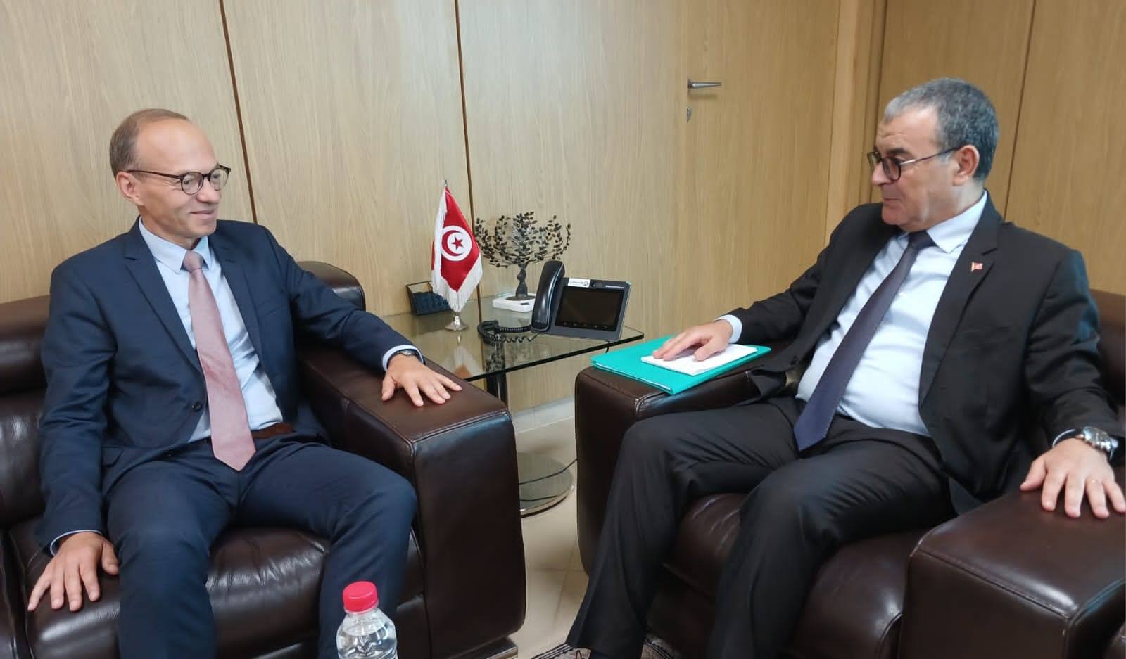 وزير الإقتصاد يلتقي بمدير مكتب البنك الأوروبي للإستثمار لانتهاء مهامه في تونس