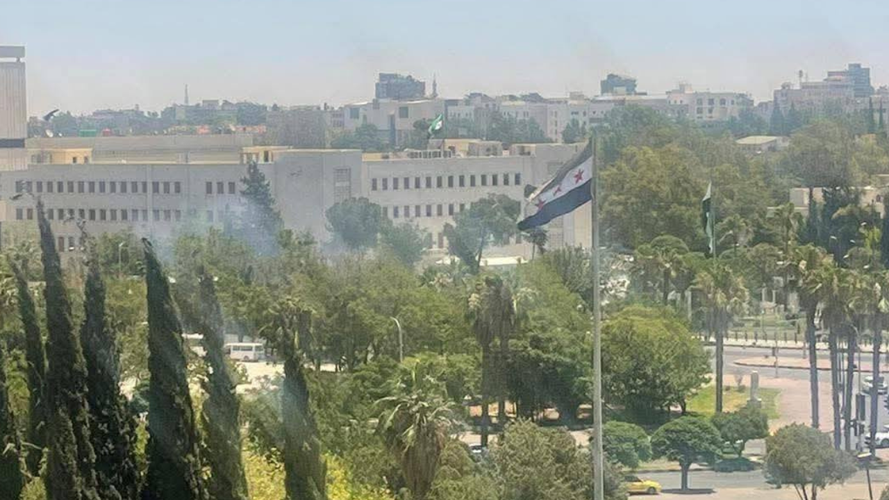 الاحتلال يستهدف مجمع الأركان العامة السورية في دمشق