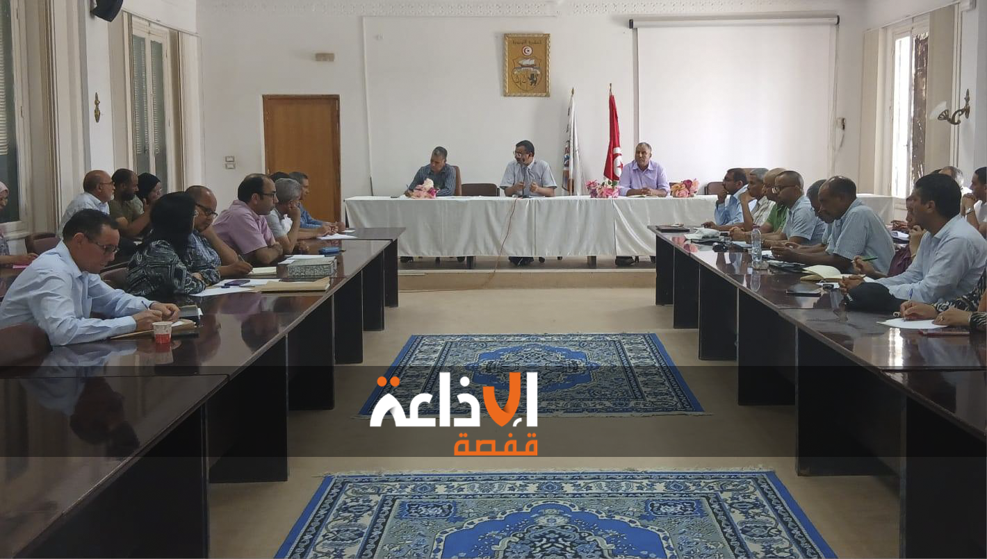 النظر في السبل الكفيلة بتجاوز الإشكاليات المتسببة في تعطل مشاريع تتعلق بقطاع الجسور و الطرقات : محور جلسة عمل بولاية قفصة 