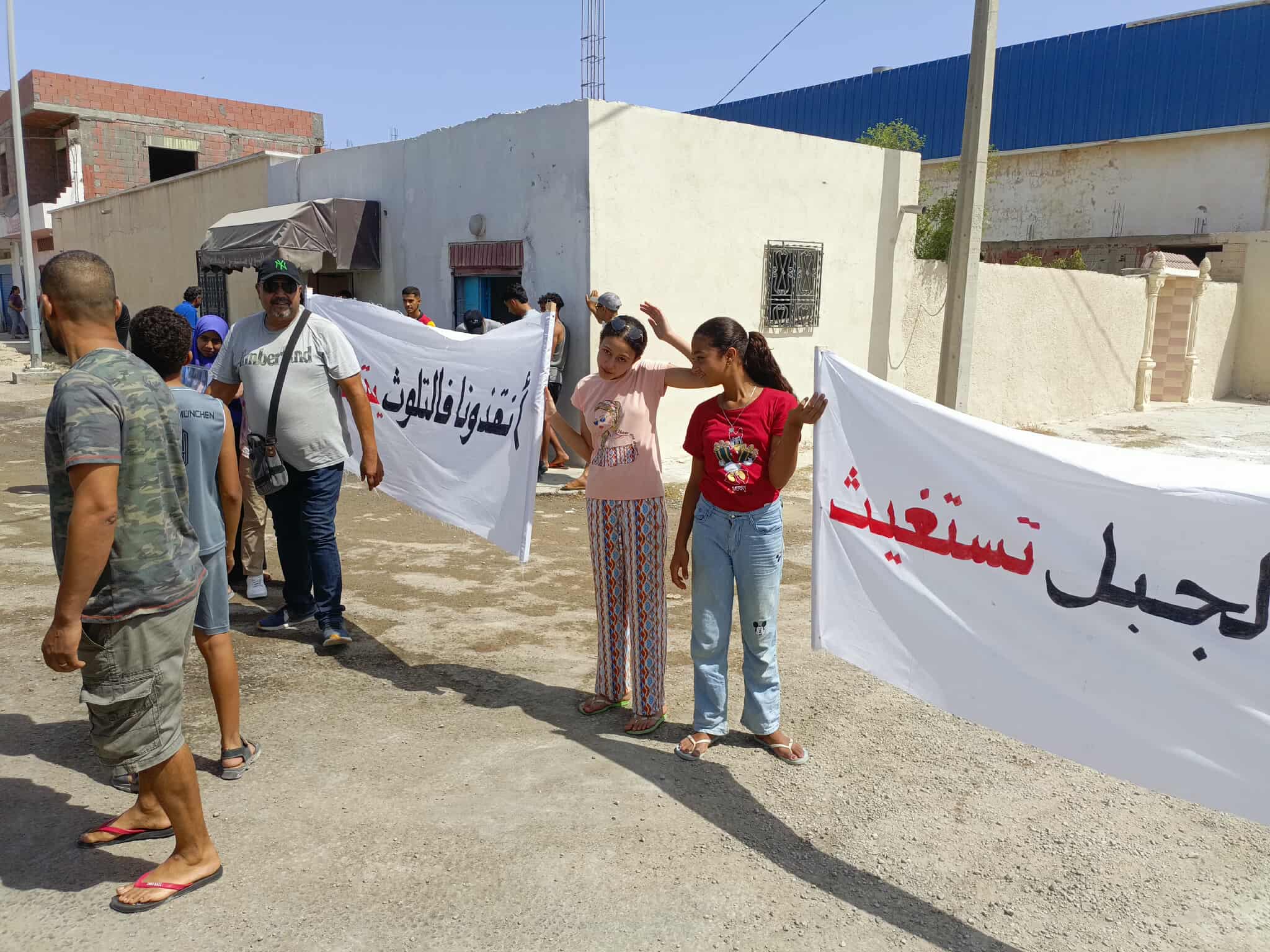 الهوارية: متساكنو "صاحب الجبل" يحتجون تنديدا بتدهور الوضع البيئي بمنطقتهم.