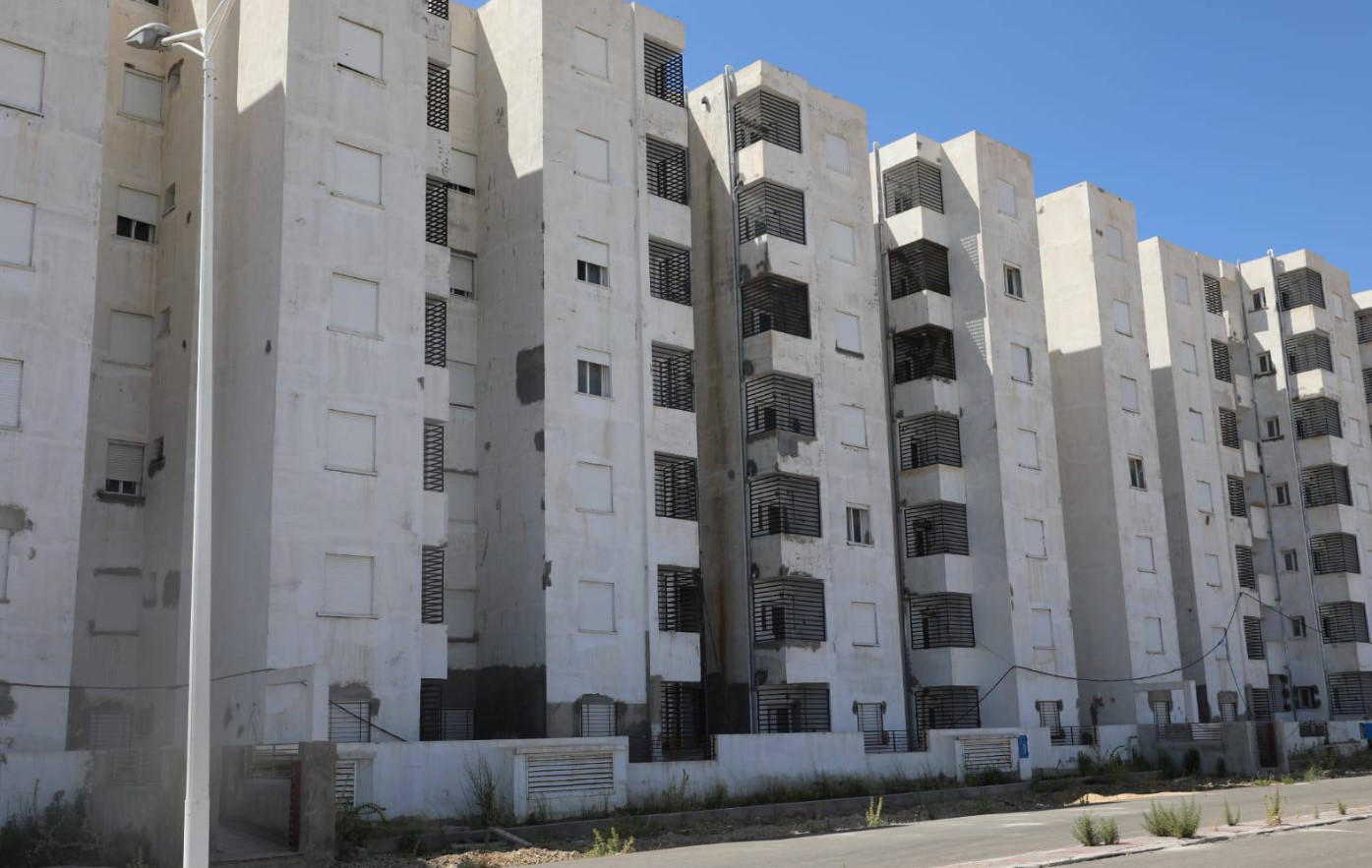 كلفته الجملية تُقدر بحوالي 97 مليون دينار : وزير التجهيز يتفقد مشروع السكن الاجتماعي’’الرياض’’ بمنطقة الفجّة