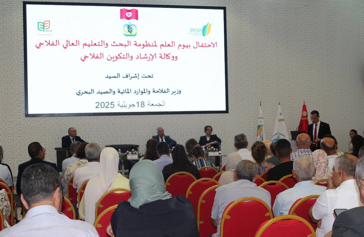 تكريم الطلبة والمتكونين المتفوقين في منظومة التعليم العالي والتكوين الفلاحي بمناسبة يوم العلم