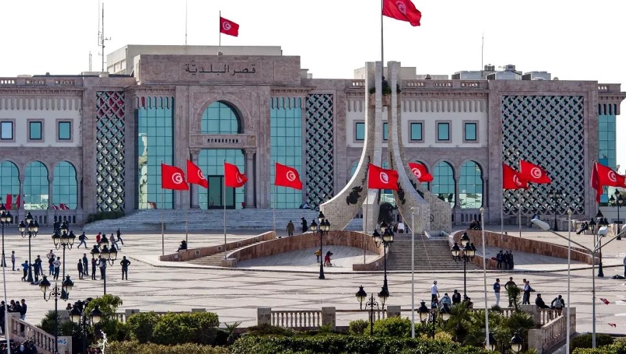 بلدية تونس: التنبيه على أصحاب المحلات بضرورة احترام التراتيب الصحية وقواعد استغلال الرصيف