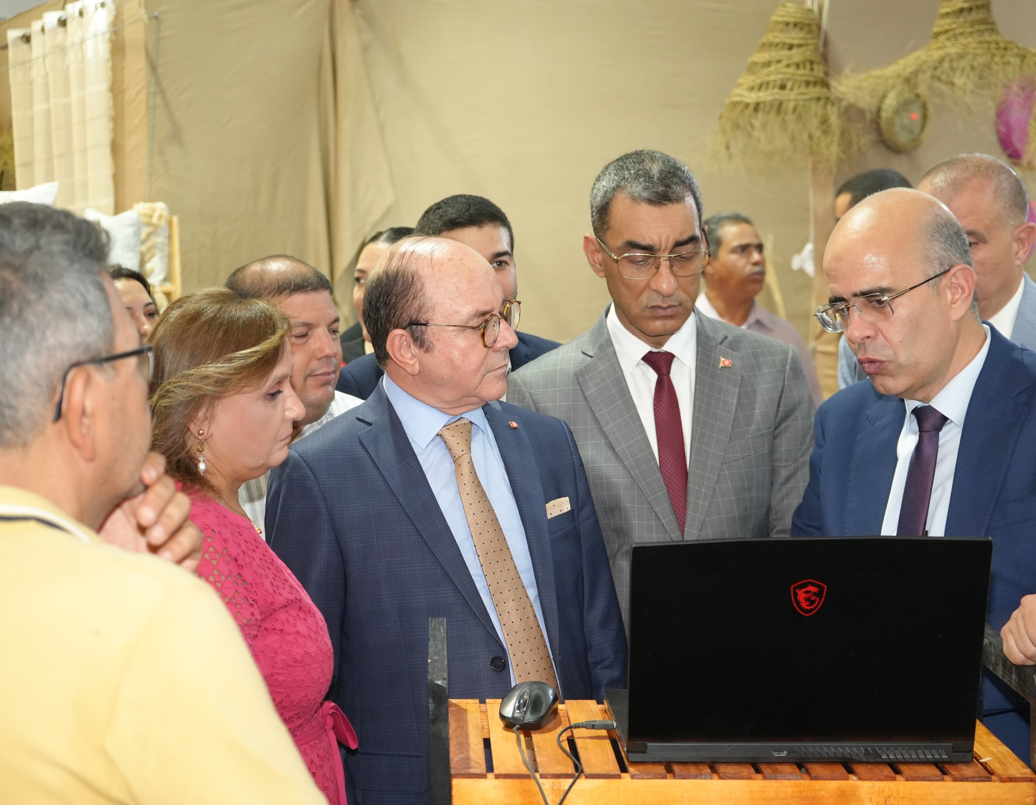 ولاية سوسة: وزير السياحة يطلع على مكونات الصالون الوطني للصناعات التقليدية.