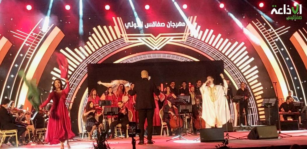 عطر 24 في افتتاح مهرجان صفاقس الدولي عرض موسيقي يحاكي التراث بالتجديد في الايقاع واللوحات 