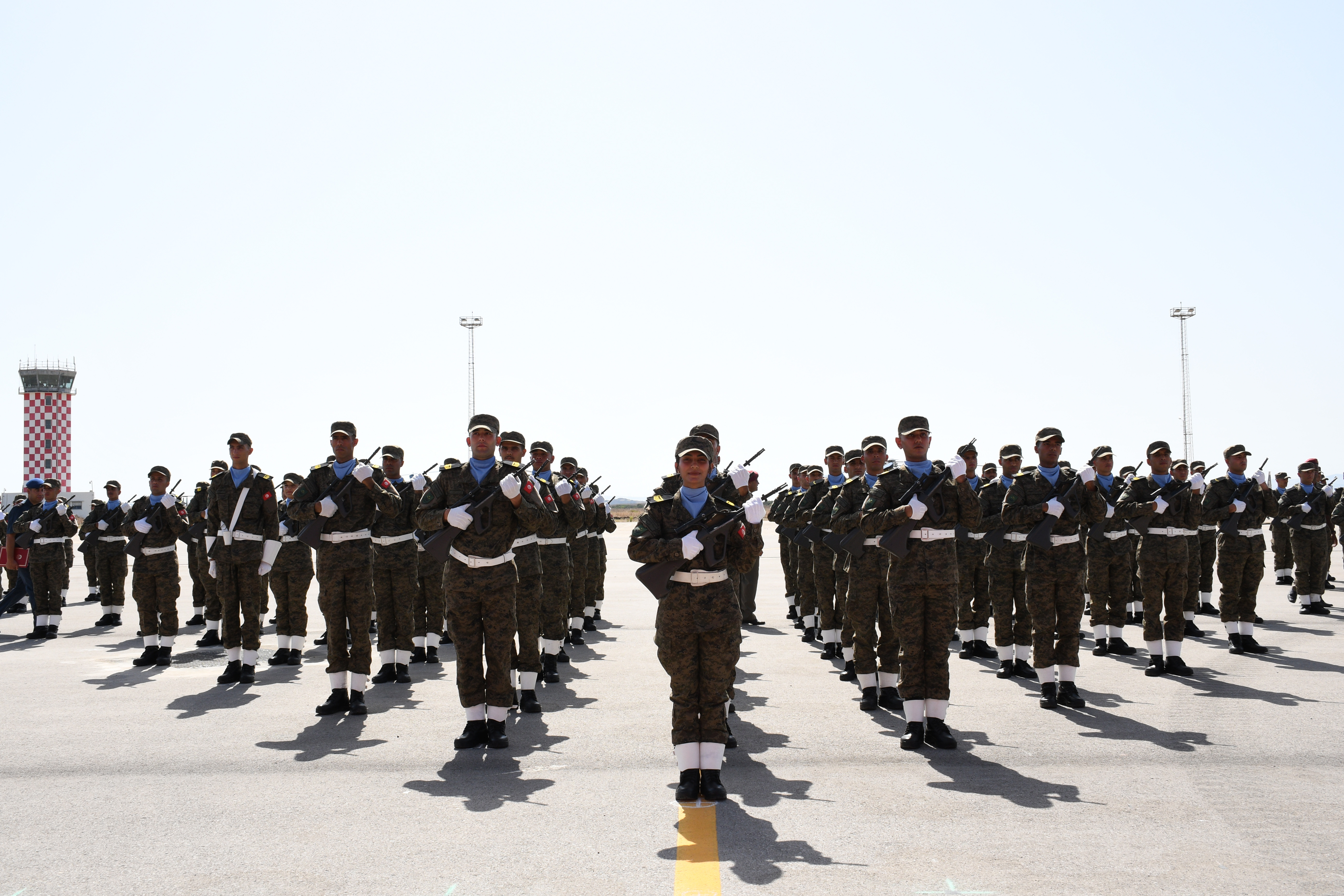 وزير الدفاع يشرف على تخرج دفعة جديدة لضباط الصف من مدرستي الاختصاصات الجوية وجيش الطيران (صور+ فيديو)