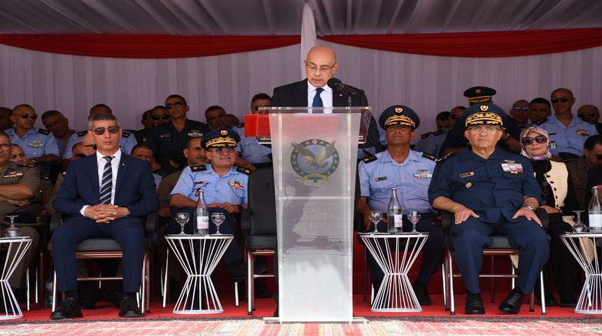 وزير الدفاع يشرف على تخرج دفعة جديدة لضباط الصف من مدرسة الاختصاصات الجوية ومدرسة ضباط الصف لجيش الطيران