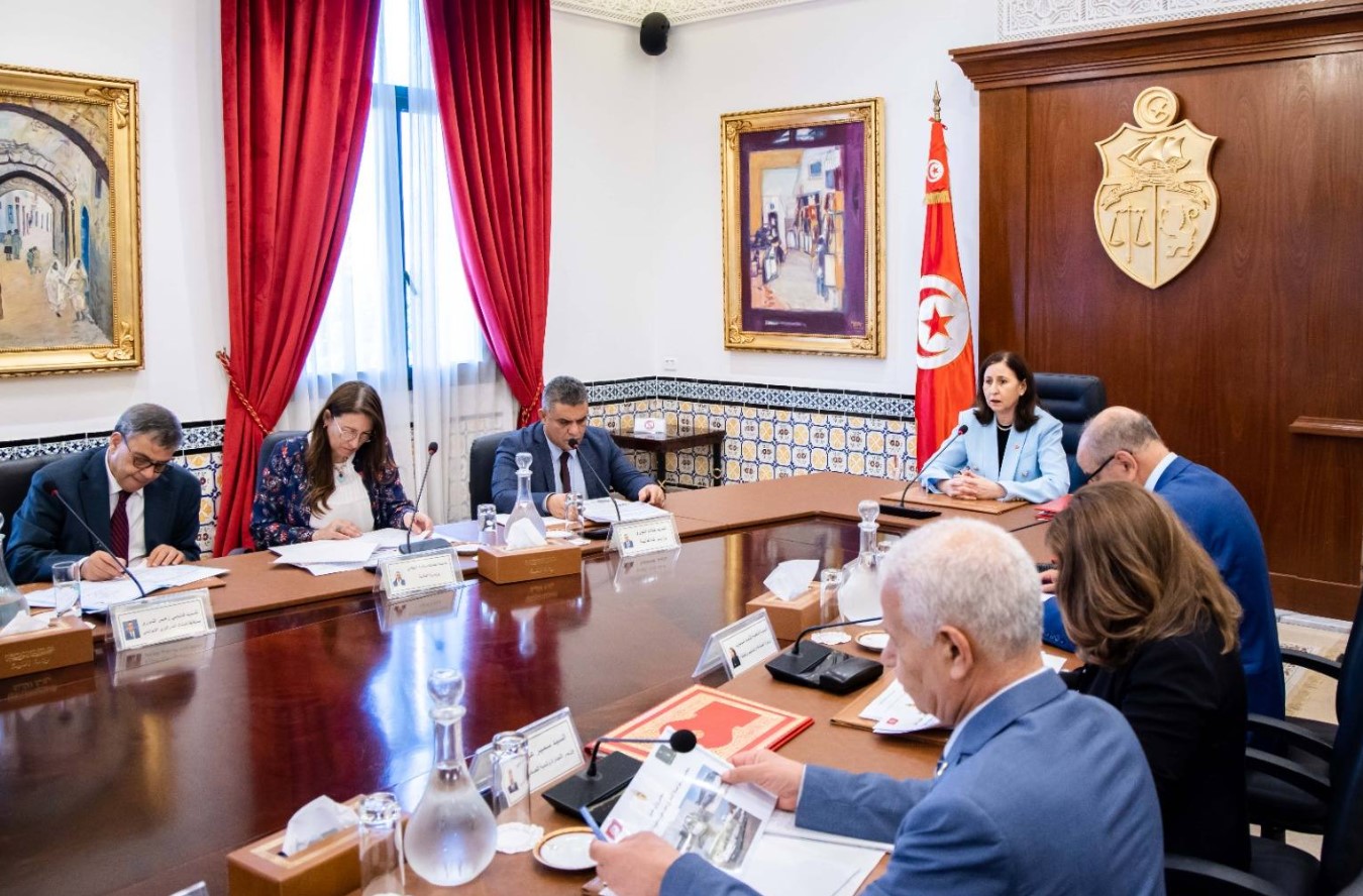 مجلس وزاري مُضيق يستعرض أهمّ الإجراءات العاجلة التي تمّ اتخاذها لتعزيز أسطول النقل العمومي البرّي