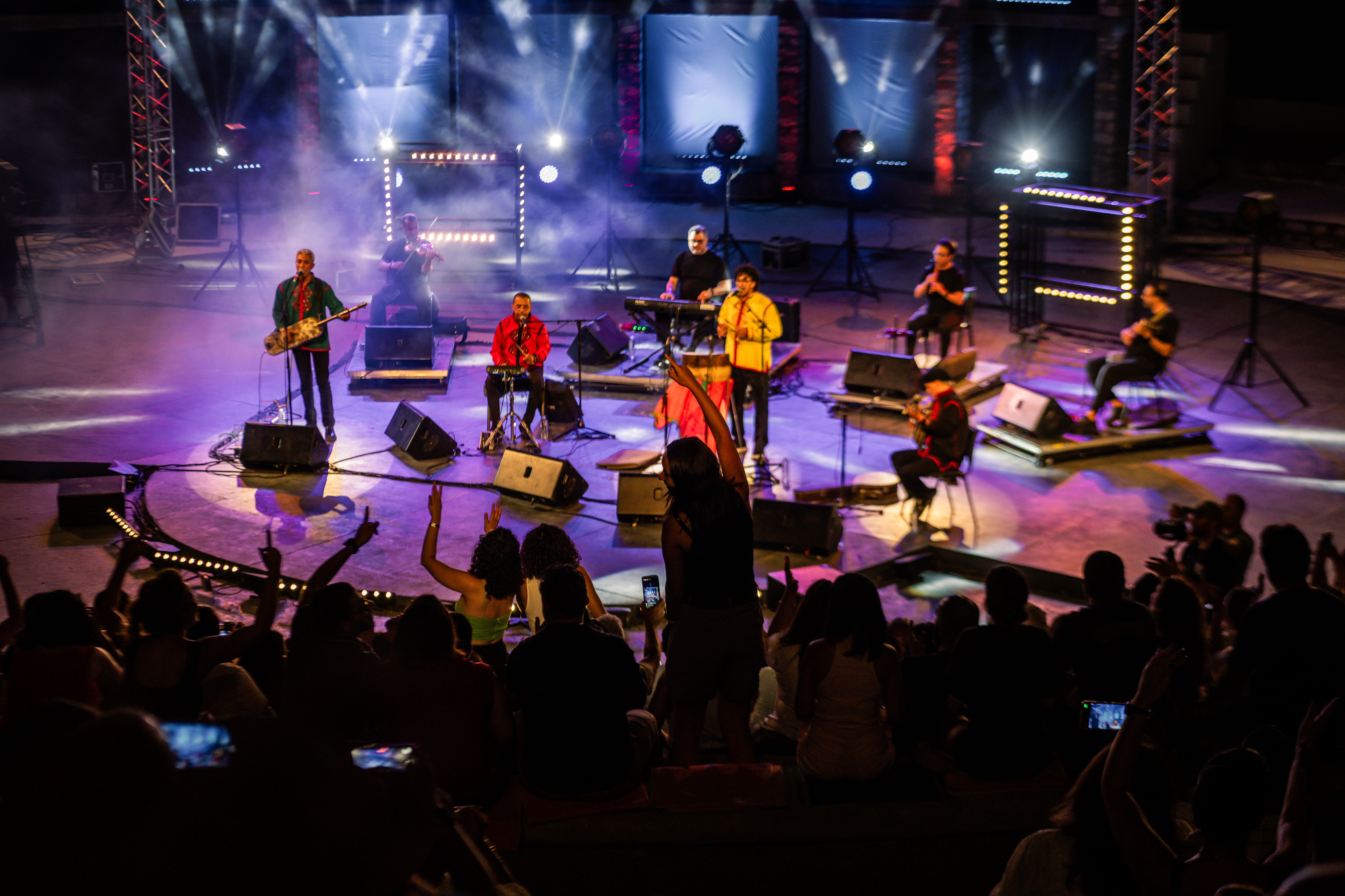 "Nass El Ghiwane" envoûte Hammamet : une transe musicale intergénérationnelle