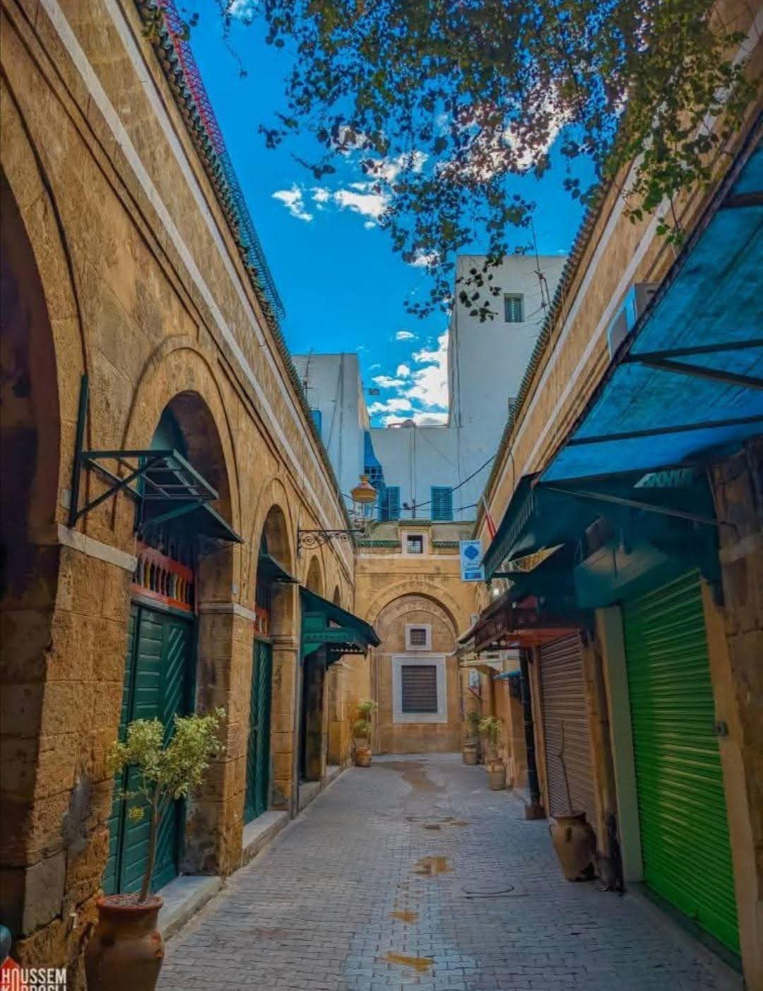  سحب قليلة بأغلب الجهات. 