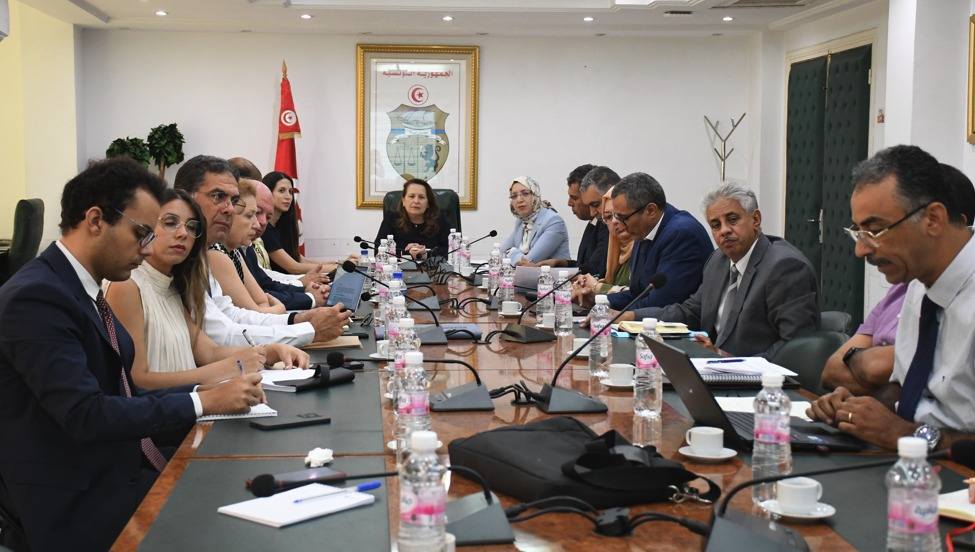 وزيرة الصناعة تدعو الى مزيد التنسيق لتنفيذ مشروع المدنية الذكية للسيارات في ظل تزايد طلبات الاستثمار في هذا القطاع