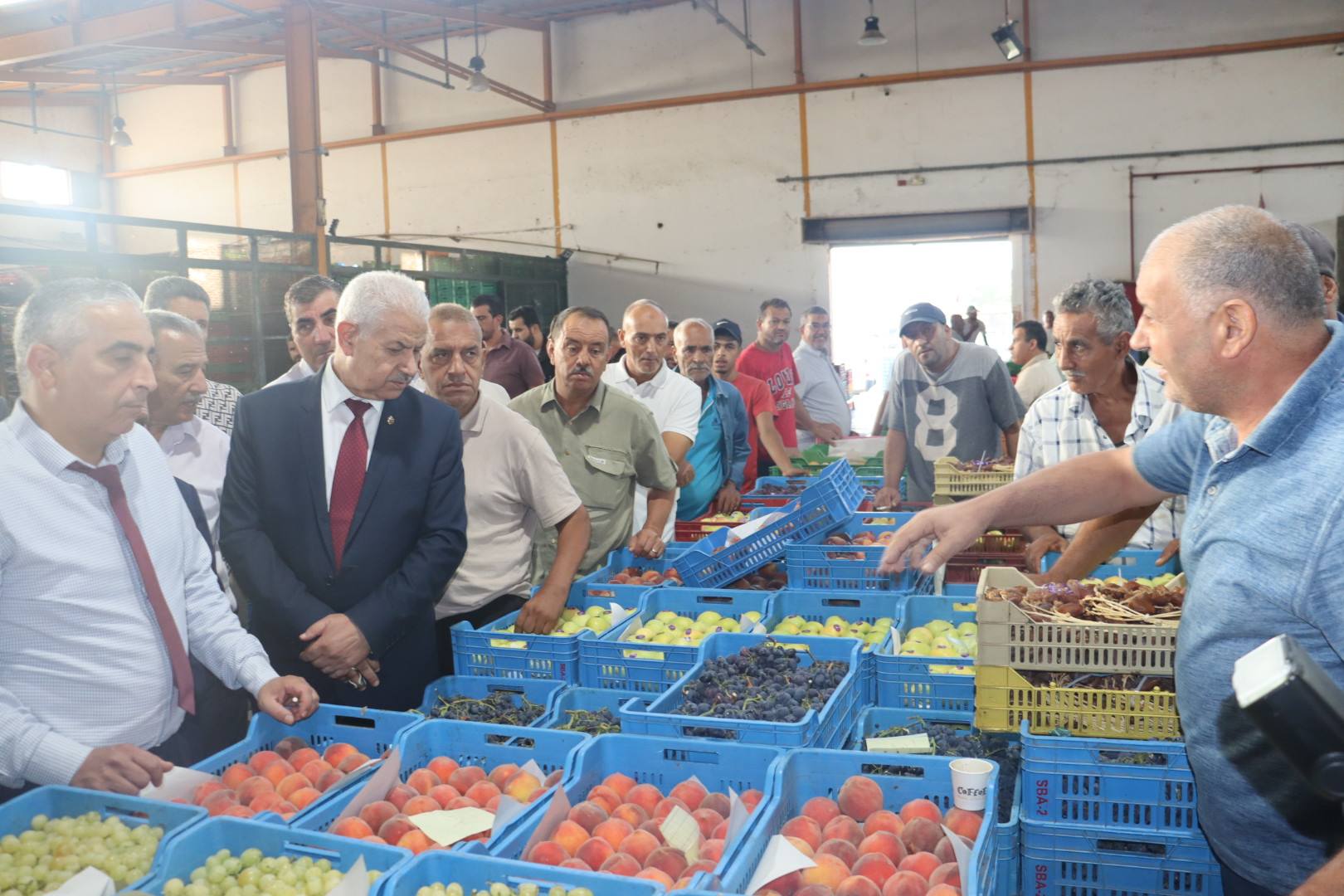 في زيارة إلى سوق الجملة ببئر القصعة: وزير التجارة يوصي بمزيد الضغط على الأسعار حتى تنعكس على التفصيل