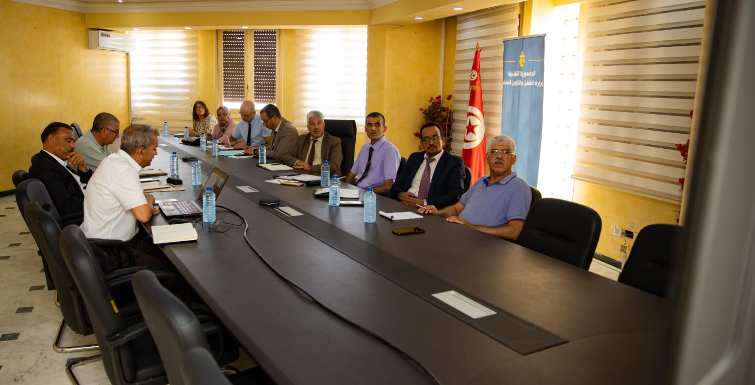 وزير التشغيل يشرف على جلسة عمل مع الجامعة التونسيّة للنسيج والملابس